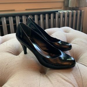 Black patent leather round-toe Nine West pumps